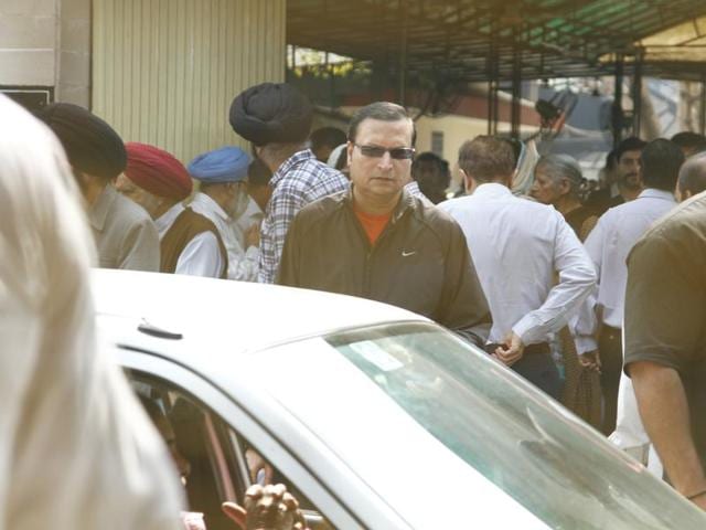 TV Journalist Rajat Sharma at the cremation of Colonel Ramesh Chandra Chibba. (Waseem Gashroo/Hindustan Times) 