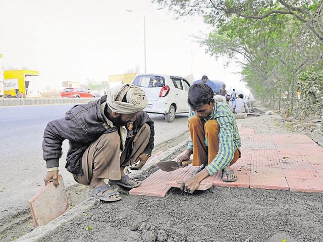 Huda and MCG have been busy repairing roads and footpaths in Gurgaon ahead of the two-day summit on March 7 and 8.(Abhinav Saha/HT Photo) Huda and MCG have been busy repairing roads and footpaths in Gurgaon ahead of the two-day summit on March 7 and 8.(Abhinav Saha/HT Photo)