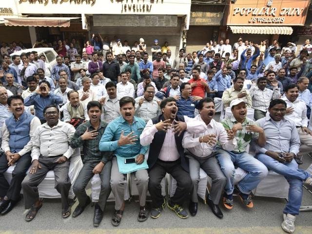 Jewellers in Karol Bagh, Delhi’s jewellery business hub, shout slogans against a government proposal to reintroduce a one-percent levy on some jewellery transactions. (Ravi Choudhary/HT Photo) Jewellers in Karol Bagh, Delhi’s jewellery business hub, shout slogans against a government proposal to reintroduce a one-percent levy on some jewellery transactions. (Ravi Choudhary/HT Photo)