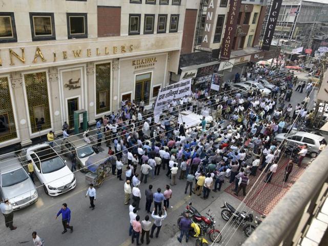 Jewellers in Karol Bagh gather to listen speeches against the proposal. (Ravi Choudhary/HT Photo) Jewellers in Karol Bagh gather to listen speeches against the proposal. (Ravi Choudhary/HT Photo)