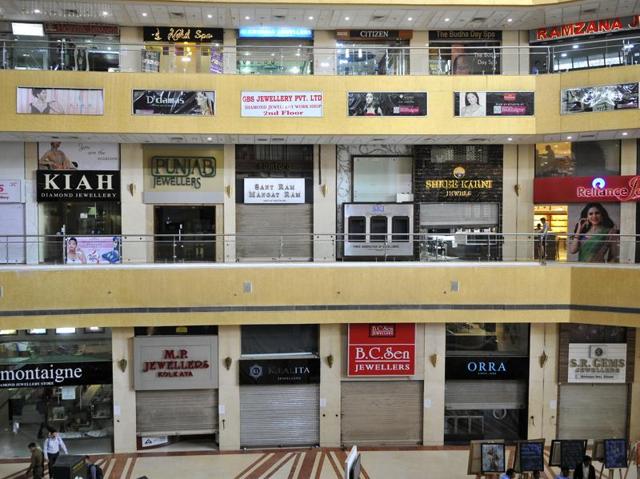 At Gold Souk Mall in Gurgaon, customers found jewellery shops shut for the strike. Jewellers say the planned tax will damage growth as it will make certain purchases more expensive for buyers. (Abhinav Saha/HT Photo) At Gold Souk Mall in Gurgaon, customers found jewellery shops shut for the strike. Jewellers say the planned tax will damage growth as it will make certain purchases more expensive for buyers. (Abhinav Saha/HT Photo)