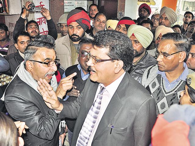 Shop keepers arguing at the Ludhiana bus stand on Wednesday.(Sikander Singh Chopra/HT Photo) Shop keepers arguing at the Ludhiana bus stand on Wednesday.(Sikander Singh Chopra/HT Photo)