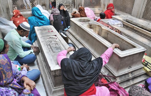 Begum’s grave sees fewer visitors. The tomb is in a state of neglect. (S Burmaula/ HT Photo) Begum’s grave sees fewer visitors. The tomb is in a state of neglect. (S Burmaula/ HT Photo)