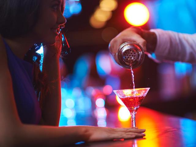 Within one to three hours, a single dose of alcohol disrupts the heart’s normal pacing but by 24 hours, moderate alcohol intake improves blood flow and reduces clotting. (Shutterstock) Within one to three hours, a single dose of alcohol disrupts the heart’s normal pacing but by 24 hours, moderate alcohol intake improves blood flow and reduces clotting. (Shutterstock)