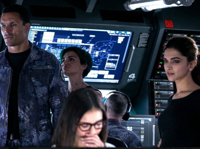 This picture of the cast hard at work is a leaked one. But thanks for giving us a glimpse any way. (Twitter) 