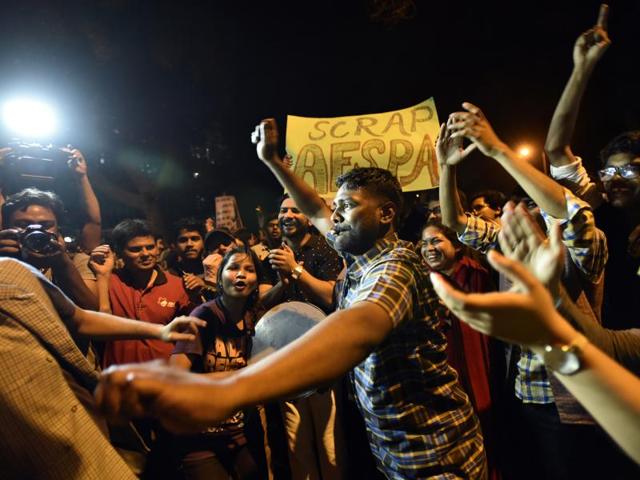 Jawaharlal Nehru University students celebrate at Jantar Mantar as Kanhaiya Kumar gets interim bail on Wednesday. (Arun Sharma / HT Photo) Jawaharlal Nehru University students celebrate at Jantar Mantar as Kanhaiya Kumar gets interim bail on Wednesday. (Arun Sharma / HT Photo)