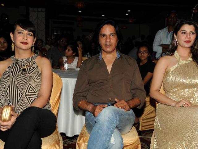 (L-R) Indian Bollywood actors Preeti Jhangiani, Rahul Roy and Kainaat Arora attend an event in honour of Bollywood music director and singer Anu Malik at The Pride of Industry awards in Mumbai on March 2, 2016. (AFP)