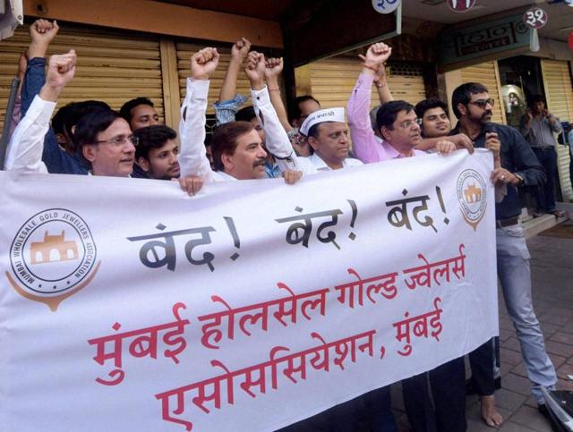 Mumbai jewellers protest on Wednesday against the proposed hike of excise duty on jewellery. (PTI) Mumbai jewellers protest on Wednesday against the proposed hike of excise duty on jewellery. (PTI)