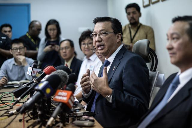 Malaysia's transport minister Liow Tiong Lai (2nd from right) answers questions from journalists during a short press conference on an update for Malaysia Airlines ill-fated flights MH370, in Kuala Lumpur. (AFP Photo) Malaysia's transport minister Liow Tiong Lai (2nd from right) answers questions from journalists during a short press conference on an update for Malaysia Airlines ill-fated flights MH370, in Kuala Lumpur. (AFP Photo)