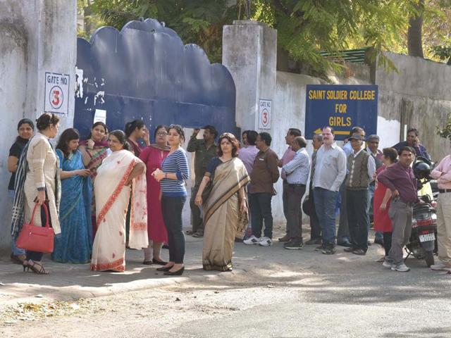 Parents waiting for the board exam to get over at Saint Soldier's School, Jaipur. (Prabhakar Sharma/Ht photo) Parents waiting for the board exam to get over at Saint Soldier's School, Jaipur. (Prabhakar Sharma/Ht photo)