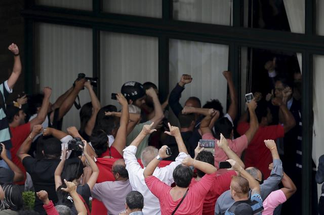 Supporters of former Brazilian President Luiz Inacio Lula da Silva protest in front of the Federal Police office at the Congonhas airport in Sao Paulo, Brazil. (REUTERS) Supporters of former Brazilian President Luiz Inacio Lula da Silva protest in front of the Federal Police office at the Congonhas airport in Sao Paulo, Brazil. (REUTERS)