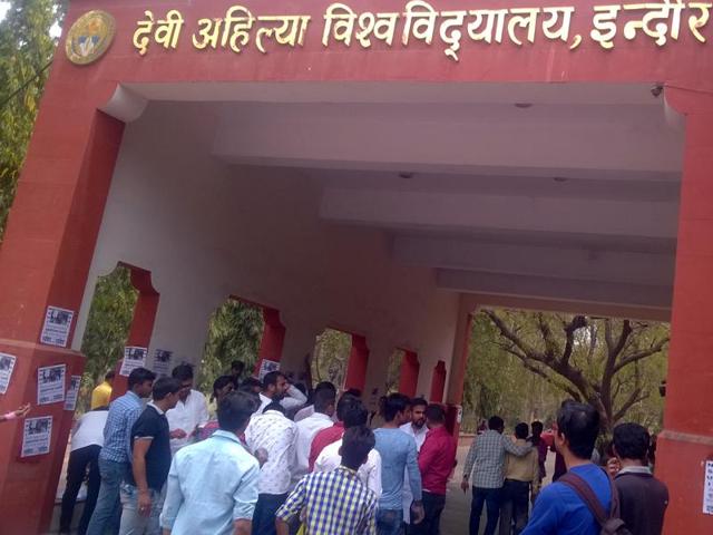 NSUI activists protesting at DAVV administrative campus in Indore. (HT photo) NSUI activists protesting at DAVV administrative campus in Indore. (HT photo)
