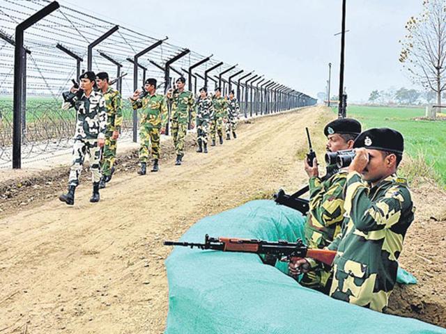 A patrol party of the BSF had on Thursday discovered a 50-metre long tunnel at AMK (Allah Mai Kothay) area in R.S. Pura sector. (HT Photo)
