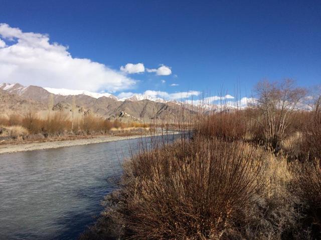 The Indus quietly flows from the mountaintops. (Manjula Narayan / HT Photo) 