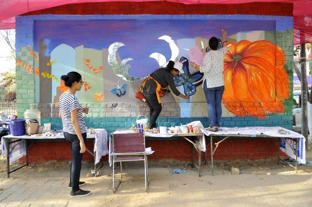 After spending eight hours every day, 11 teams were seen giving final touches to their creations on a hot Friday afternoon. (Abhinav Saha/HT Photo) After spending eight hours every day, 11 teams were seen giving final touches to their creations on a hot Friday afternoon. (Abhinav Saha/HT Photo)