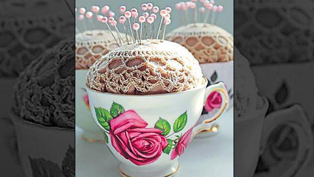 Teacup Pin Cushion (Pinterest/ passionforum.ru)
