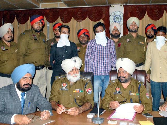 Superintendent of police (operations) Hargobind Singh (centre) at a press conference in Bathinda on Saturday. The accused with covered faces stand behind. (HT Photo) Superintendent of police (operations) Hargobind Singh (centre) at a press conference in Bathinda on Saturday. The accused with covered faces stand behind. (HT Photo)