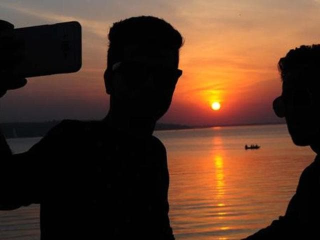 File photo of two friends clicking selfie on the bank of Upper lake in Bhopal on Thursday, December 31, 2015. (Mujeeb Faruqui / HT Photo) File photo of two friends clicking selfie on the bank of Upper lake in Bhopal on Thursday, December 31, 2015. (Mujeeb Faruqui / HT Photo)