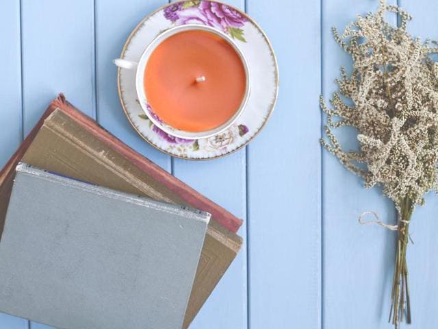 Turn your vintage teacup into a pretty teacup candle.(Istock)