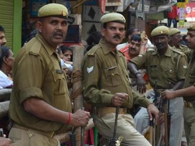 Police officers stand guard outside the Kashi Vishwanath temple in Varanasi on Monday.(Adarsh Gupta/ HT Photo)