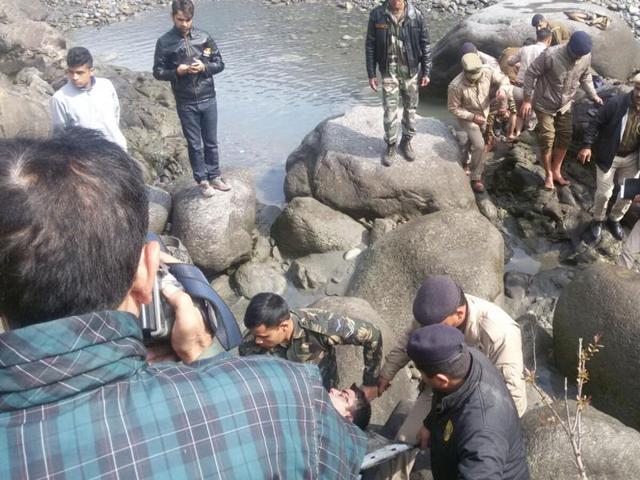Police at the spot where the bodies of the two Indian Air Force personnel were recovered near Chamba on Sunday. (HT Photo) Police at the spot where the bodies of the two Indian Air Force personnel were recovered near Chamba on Sunday. (HT Photo)