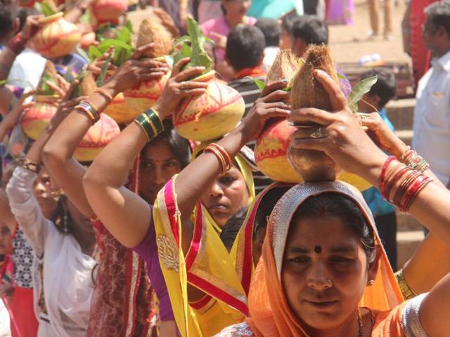 Devotees carrying mud Kalash take darshan of Shiva Ling on occasion of Mahashivratri at Mandapeshwar Caves. (Pramod Thakur/HT Photo)