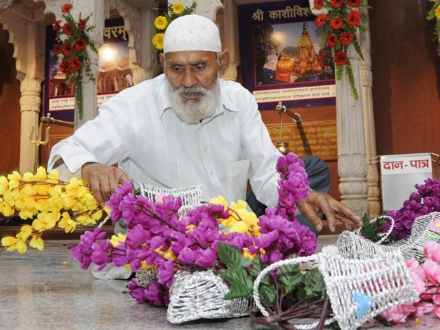 Noorul Hasan makes flower arrangements at the Shivalaya temple in Sadar on the eve of Mahashivratri. He will be felicitated by the Lucknow mayor on Monday.(Deepak Gupta/HT Photo) Noorul Hasan makes flower arrangements at the Shivalaya temple in Sadar on the eve of Mahashivratri. He will be felicitated by the Lucknow mayor on Monday.(Deepak Gupta/HT Photo)