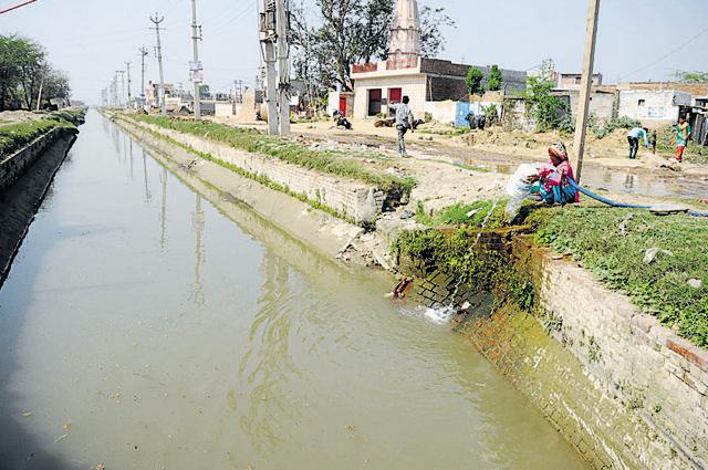 The Gurgaon Water Supply channel was built in 1992. The irrigation department is unable to use the 71-km channel to its fullest capacity as it is prone to breaches. Designed to carry 130-170 cusecs of water, the GWS supplies only 40 cusecs to the Basai treatment plant. (Parveen Kumar/HT Photo)