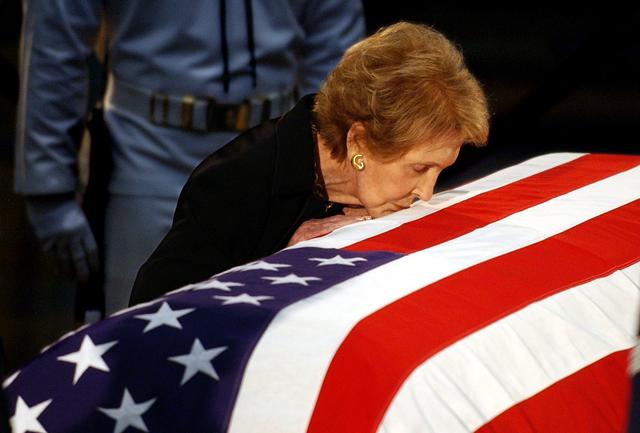This file photo taken on June 11, 2004 shows former US First Lady Nancy Reagan kissing the casket containing the remains of her husband, former US President Ronald Reagan, at the Capitol rotunda in Washington, DC.T (AFP Photo)