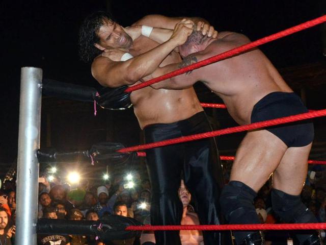 Dalip Singh Rana, popularly known as Great Khali, fighting with Brody Steele during a Pro-Wrestling match at the Guru Nanak Dev Stadium in Ludhiana on Saturday.(JS Grewal/HT Photo) Dalip Singh Rana, popularly known as Great Khali, fighting with Brody Steele during a Pro-Wrestling match at the Guru Nanak Dev Stadium in Ludhiana on Saturday.(JS Grewal/HT Photo)
