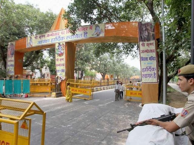 A policeman stands guard outside the Laxmi Narayan Temple in New Delhi.(File Photo)