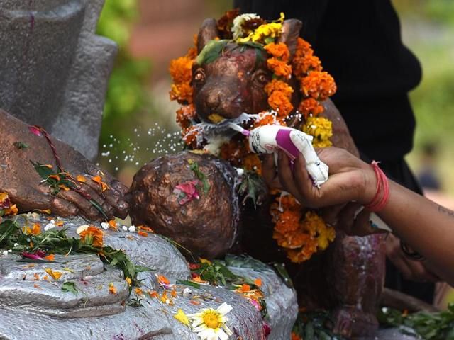 Devotees offer prayers to mark the Maha Shivaratri at Shiva Temple on NH-8. Lord Shiva is also believed to have married Parvati on this day. (Vipin Kumar/HT Photo)