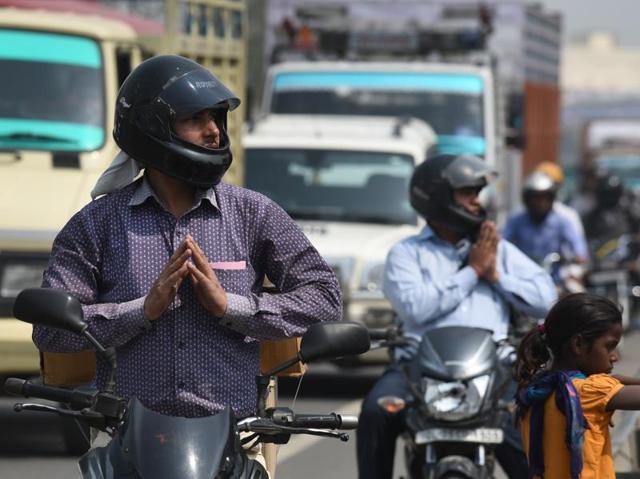 Motorist offer prayers as they stop on road on Shivratri at Shiva Temple on NH-8. (Vipin Kumar/HT Photo)