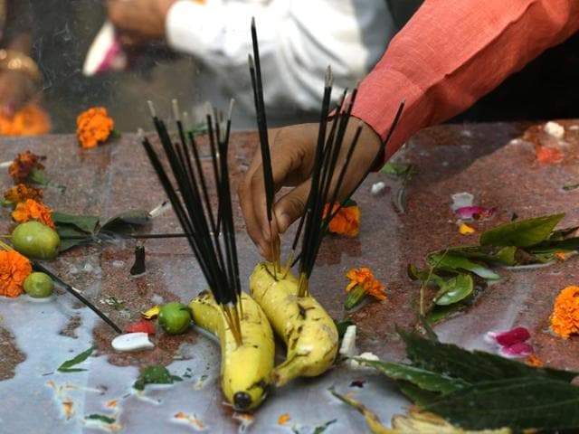 Devotees burn incense, marking the hopes of attaining great wealth. (Vipin Kumar/HT Photo)