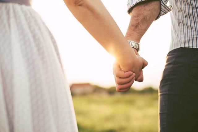 Let me go, my arm hurts. (Shutterstock)