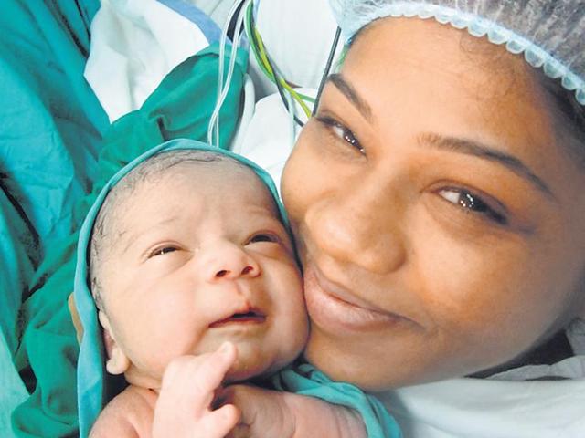 Mumbai’s first test tube baby Harsha Shah with her new born.(HT Photo)
