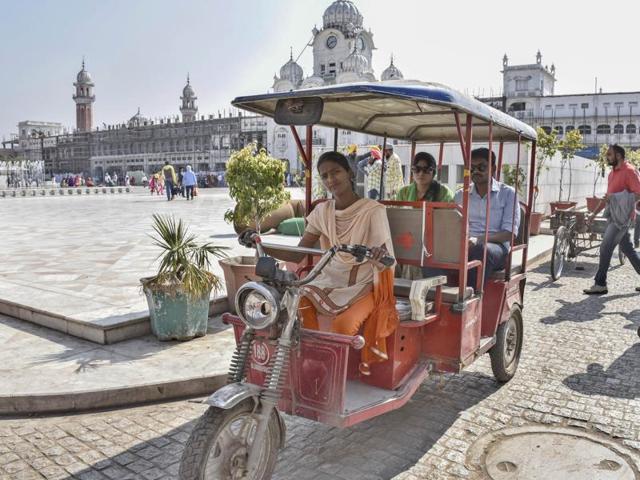 Sonia, the lone woman driver of battery-operated rickshaw, ferrying pilgrims to the Golden Temple in Amritsar.(Gurpreet Singh/HT Photo)