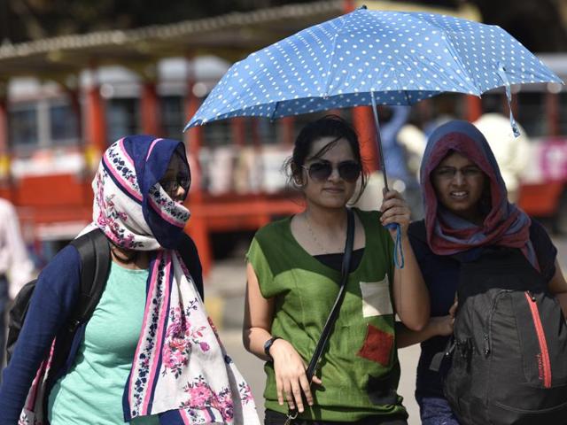 The Colaba weather station recorded a temperature of 22.5 degrees Celsius, which was 0.6 degree above normal, while the Santacruz weather station recorded 20 degrees Celsius, 0.3 degree below normal. (Arijit Sen/HT photo) The Colaba weather station recorded a temperature of 22.5 degrees Celsius, which was 0.6 degree above normal, while the Santacruz weather station recorded 20 degrees Celsius, 0.3 degree below normal. (Arijit Sen/HT photo)