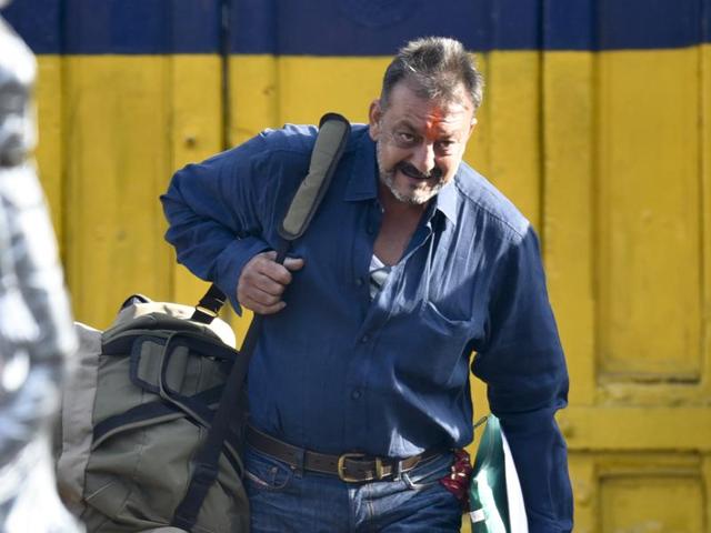 Indian Bollywood actor Sanjay Dutt waves as he is escorted by officials from Yerwada Jail in Pune.(AFP Photo) Indian Bollywood actor Sanjay Dutt waves as he is escorted by officials from Yerwada Jail in Pune.(AFP Photo)