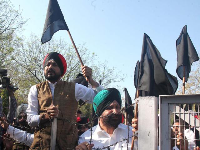 Congress MLA’s protesting outside the Punjab Vidhan Sabha during the budget session in Chandigarh on Tuesday.(Keshav Singh/HT Photo) Congress MLA’s protesting outside the Punjab Vidhan Sabha during the budget session in Chandigarh on Tuesday.(Keshav Singh/HT Photo)