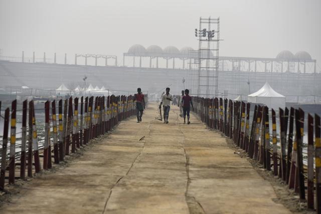 Construction workers have been preparing the venue for Art of Living show on the Yamuna. (Sanjeev Verma/HT Photo) Construction workers have been preparing the venue for Art of Living show on the Yamuna. (Sanjeev Verma/HT Photo)