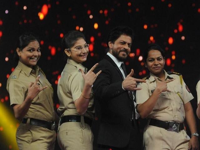 Actor Shah Rukh Khan performs during the Umang Mumbai Police Show 2016 in Mumbai. (IANS) Actor Shah Rukh Khan performs during the Umang Mumbai Police Show 2016 in Mumbai. (IANS)