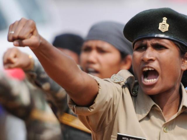 Chief minister Raghubar Das flags off the Shakti team, a group of 40 women constables quick response force, in Ranchi on Tuesday. (Parwaz Khan/ HT Photo) Chief minister Raghubar Das flags off the Shakti team, a group of 40 women constables quick response force, in Ranchi on Tuesday. (Parwaz Khan/ HT Photo)
