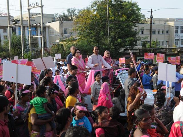 Girls in pink dress enjoy the ride on the Shakti Rath, in Bhopal on Tuesday. (Praveen Bajpai/ HT photo) Girls in pink dress enjoy the ride on the Shakti Rath, in Bhopal on Tuesday. (Praveen Bajpai/ HT photo)