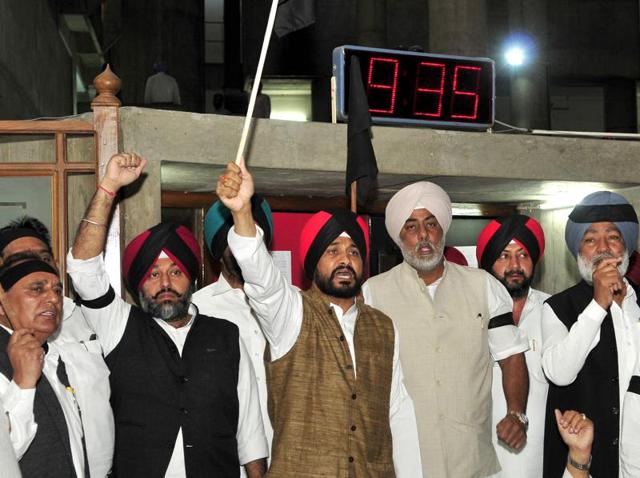 Congress legislators protesting outside the assembly in Chandigarh on Tuesday. (Keshav Singh/HT Photo) Congress legislators protesting outside the assembly in Chandigarh on Tuesday. (Keshav Singh/HT Photo)