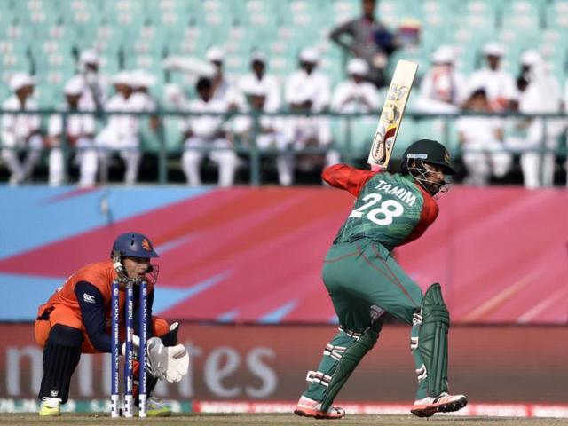Bangladesh's Tamim Iqbal (R) is watched by Netherlands' wicketkeeper Wesley Barresi. Tamim top scored with an unbeaten 83. (AFP Photo)