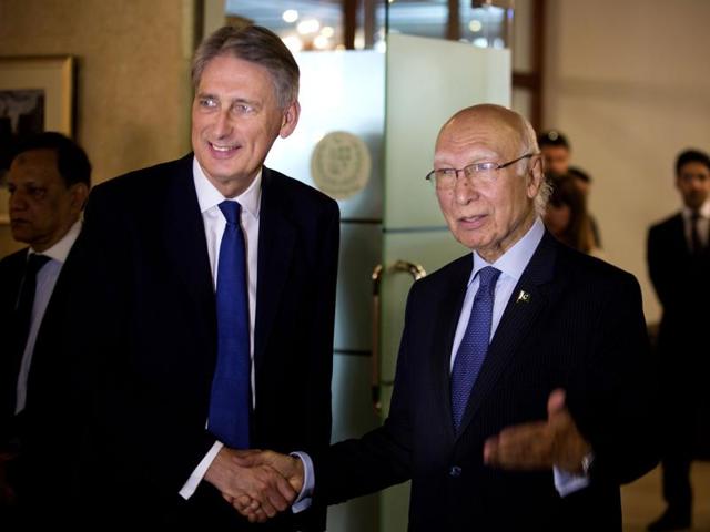Pakistan Prime Minister's advisor on Foreign Affairs Sartaj Aziz(R)and British Foreign Secretary Philip Hammond (L) shake hands at a joint press conference in Islamabad on March 8, 2016. (AFP Photo) Pakistan Prime Minister's advisor on Foreign Affairs Sartaj Aziz(R)and British Foreign Secretary Philip Hammond (L) shake hands at a joint press conference in Islamabad on March 8, 2016. (AFP Photo)
