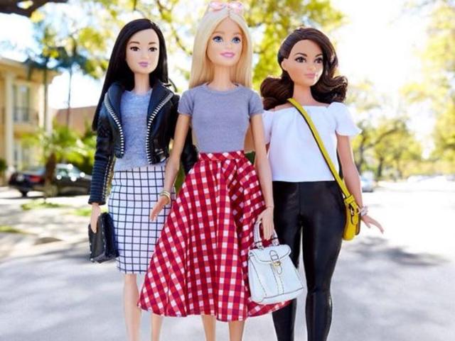 #SquadGoals! Midi-skirts, a plain T-shirt and a posh bag. What more does one want? (Mattel) 