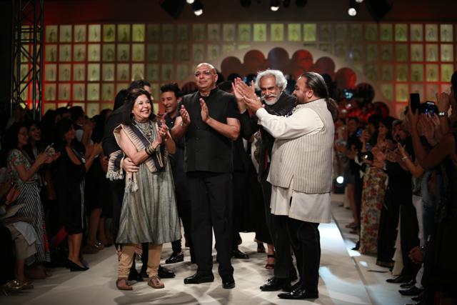 Designers Ritu Kumar, Tarun Tahiliani, FDCI president Sunil Sethi and designer JJ Valaya at the end of a group finale last year. (Waseem Gashroo/HT)