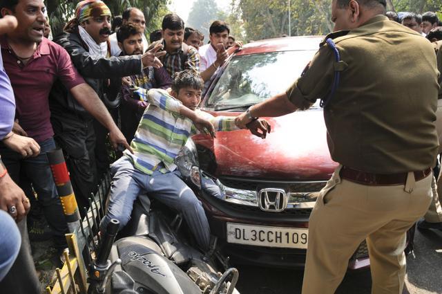 The passersby handed over the attacker to the police. (Burhaan Kinu/HT Photo) The passersby handed over the attacker to the police. (Burhaan Kinu/HT Photo)